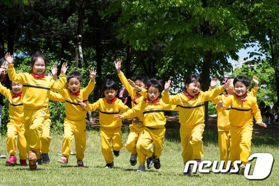 본문 이미지 - 어린이날을 하루 앞둔 지난 4일 서울 마포구 상암동 난지천공원 난지잔디광장에서 열린 '2016 마포어린이축제'에서 어린이들이 잔디밭을 힘차게 달리며 즐거운 시간을 보내고 있다. 2016.5.4/뉴스1 ⓒ News1 유승관 기자