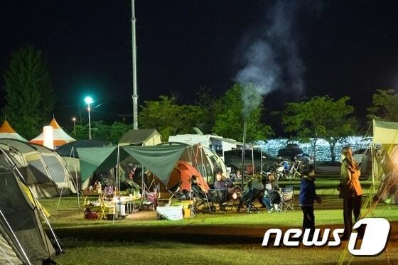 본문 이미지 - 수도권대 최규모를 자랑하는 자라섬캠핑장은 강과 산이 만나고 새벽이면 물안개가 피어오르는 등 주변 자연풍광이 뛰어나다./사진제공=경기관광공사 ⓒ News1 진현권 기자