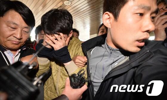 본문 이미지 - &#39;안산 토막살인사건&#39; 30대 유력 용의자 조모씨&#40;30&#41;가 5일 오후 경기도 안산시 단원경찰서로 압송되고 있다. 경찰은 조씨를 인천 연수구 피살자 최모씨&#40;40&#41;의 집에서 검거했다.  2016.5.5/뉴스1 ⓒ News1 이재명 기자  