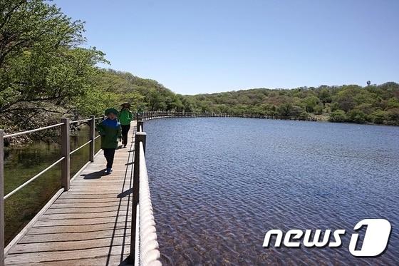 본문 이미지 - 한라산 명승 제83호 사라오름 산정호수(한라산국립공원 제공·자료사진) /뉴스1