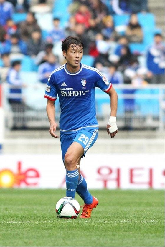 본문 이미지 - 수원의 베테랑 수비수 곽희주가 개인통산 300경기 출전 기록을 달성했다. (수원삼성 제공) ⓒ News1