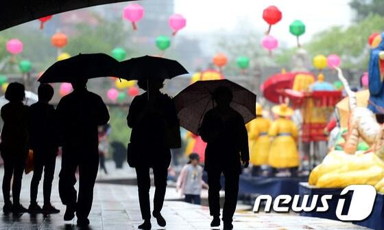본문 이미지 - 우산을 쓰고 거리를 지나가는 시민들. (사진은 기사 내용과 무관함) / 뉴스1 ⓒ News1박정호 기자