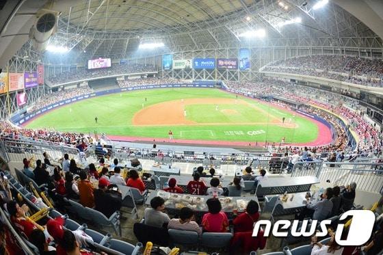 본문 이미지 - 넥센 히어로즈가 새롭게 홈 구장을 옮긴 고척스카이돔 효과로 미소 짓고 있다. /뉴스1 ⓒ News1 민경석 기자