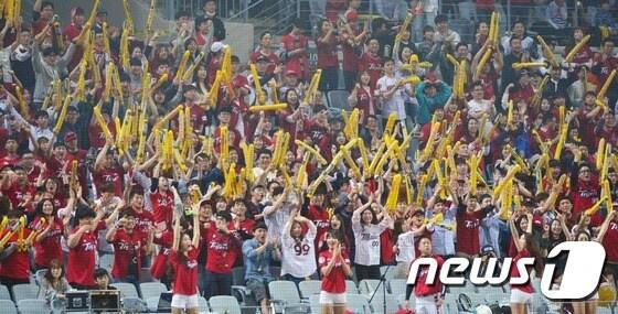 본문 이미지 - 2016 타이어뱅크 KBO리그가 245경기 만에 300만 관중을 돌파했다. /뉴스1 ⓒ News1 민경석 기자