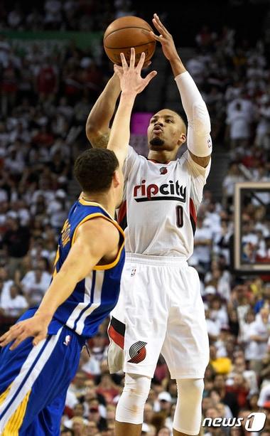 본문 이미지 - 포틀랜드 대미언 릴라드(오른쪽)가 8일 미국 오리건주 포틀랜드 모다센터에서 열린 골든스테이트와 2015-16 NBA 서부컨퍼런스 플레이오프 2라운드(7전 4선승제) 3차전에서 상대 수비를 피해 슛을 던지고 있다. ⓒ AFP=News1