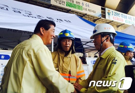 본문 이미지 - 이석우 경기 남양주시장(사진 왼쪽)이 1일 오전 경기 남양주시 진접읍 금곡리 진접선 지하철 공사현장에서 박인용 국민안전처 장관과 악수하며 웃고 있다. 이날 오전 7시20분께 진접선 지하철 공사현장에서 폭발로 추정되는 사고로 근로자 4명이 숨지고 10명이 중경상을 당했다. 2016.6.1/뉴스1 ⓒ News1 이상휼 기자