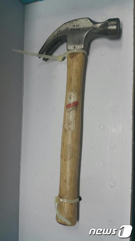 본문 이미지 - 여성을 폭행하고 아파트에서 투신 자살한 이모씨(25)가 범행에 사용한 둔기. (서울 성동경찰서 제공) ⓒ News1