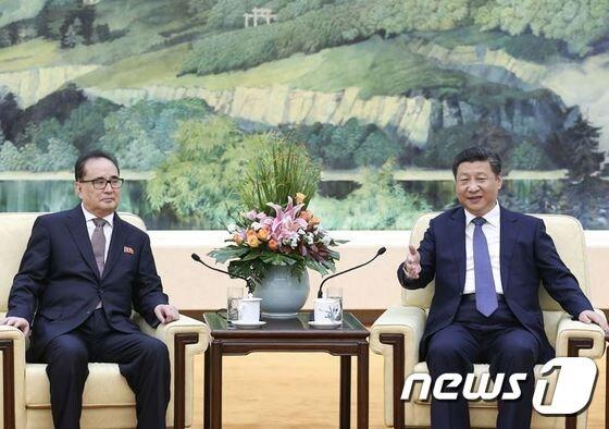 본문 이미지 - 지난해 6월 리수용 북한 노동당 중앙정치국 위원(왼쪽)과 시진핑 중국 국가주석이 베이징에서 회담하는 모습. (신화망·자료사진) ⓒ 뉴스1