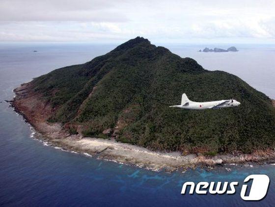 본문 이미지 - 일본 해상자위대 P-3C 초계기가 센카쿠 열도 상공을 선회하고 있는 모습(자료사진.) ⓒ AFP=News1