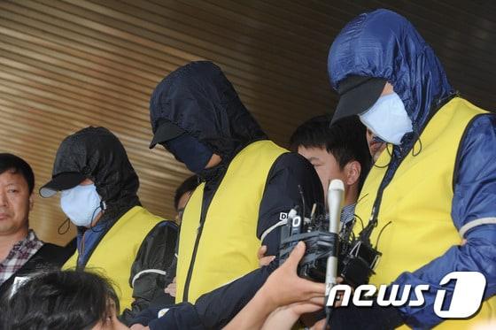 본문 이미지 - '섬 마을 여교사 성폭행 사건 피의자들이 10일 오후 전남 목포경찰서에서 광주지검 목포지청으로 송치되기 전 취재진의 질문에 답하고 있다.  2016.6.10/뉴스1 ⓒ News1 황희규 기자