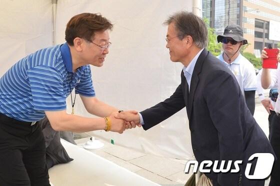 본문 이미지 - 문재인 더불어민주당 전 대표가 10일 오후 서울 광화문광장에 설치된 이재명 성남시장의 단식농성장을 찾아 격려를 마친 뒤 악수하고 있다. 이재명 성남시장은 정부의 지방재정 개혁안 철회를 요구하며 지난 7일부터 단식농성을 시작했다.2016.6.10/뉴스1 ⓒ News1 민경석 기자