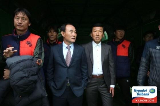 본문 이미지 - 김학범 성남FC 감독(왼쪽)과 최강희 전북 현대 감독. (한국프로축구연맹 제공) ⓒ News1