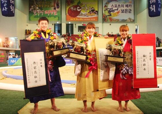 본문 이미지 - '2016 보은단오장사씨름대회' 비룡부(1부)에서 우승을 차지한 무궁화장사 조현주, 국화장사 임수정, 매화장사 양윤서(왼쪽부터). (통합씨름협회 제공) ⓒ News1