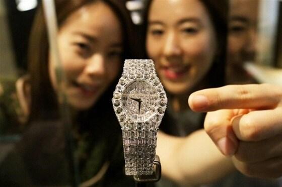 본문 이미지 - 317개 다이아몬드로 구성된 최고급 하이주얼리 시계 '라임라이트 익셉셔널 아우라 화이트 골드워치' / 사진 제공=갤러리아 'ⓒ News1