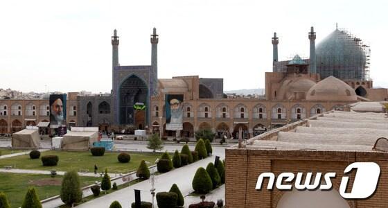 본문 이미지 - 이맘광장의 남쪽에 위치한 이맘모스크. 이 모스크의 아름다움과 규모는 단연코 이슬람 사원 중 으뜸으로 손꼽힌다. ⓒ News1