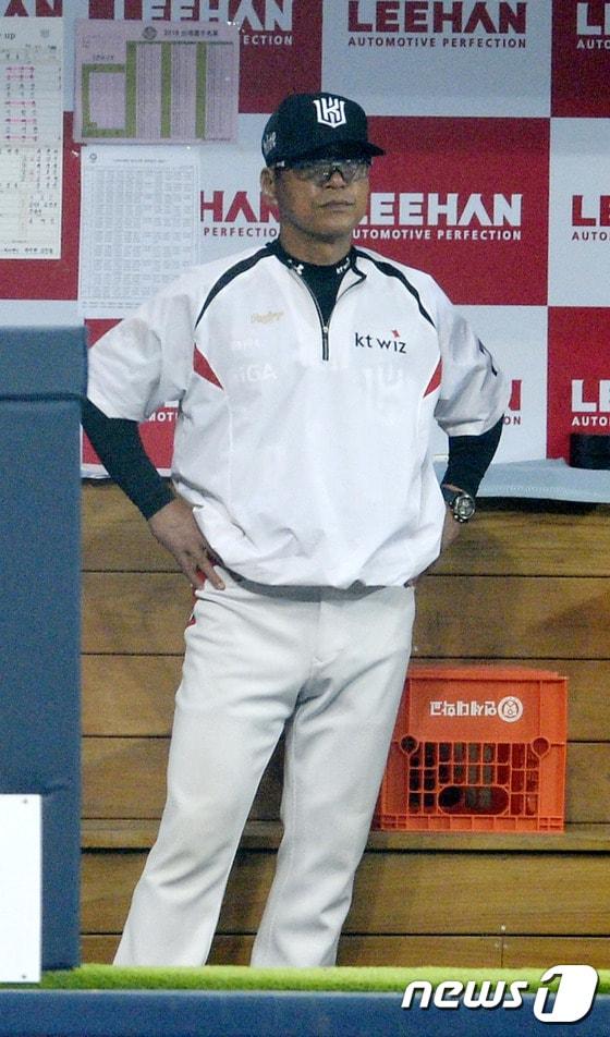 본문 이미지 - 12일 오후 서울 구로구 고척스카이돔에서 열린 프로야구 2016 타이어뱅크 KBO 리그 kt 위즈와 넥센 히어로즈의 경기를 kt 조범현 감독이 지켜보고 있다. 2016.6.12/뉴스1 ⓒ News1 안은나 기자