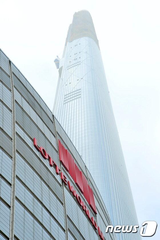 본문 이미지 - 지난 13일 오전 서울 송파구 제2롯데월드타워가 안개에 휩싸여 있다. 2016.6.13/뉴스1 ⓒ News1 신웅수 기자