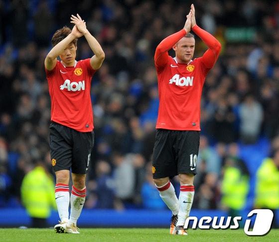 본문 이미지 - 잉글랜드 축구대표팀 주장 웨인 루니(오른쪽)와 그가 꼽은 가장 저평가된 선수 박지성(왼쪽). ⓒ AFP=News1