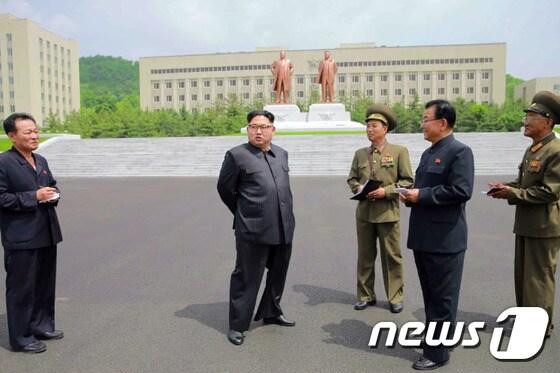 본문 이미지 - 북한 김정은 조선노동당 위원장이 국방종합대학을 현지지도했다고 로동신문이 13일 밝혔다.  (로동신문 제공) 2016.6.13/뉴스1