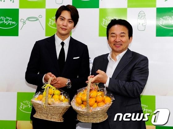 본문 이미지 - 제주특별자치도 감귤 홍보대사로 위촉된 탤런트 주원이 13일 오후 제주도청에서 원희룡 제주도지사로부터 위촉패를 전달받고 기념사진을 찍고 있다. 2016.6.13/뉴스1 ⓒ News1 안서연 기자