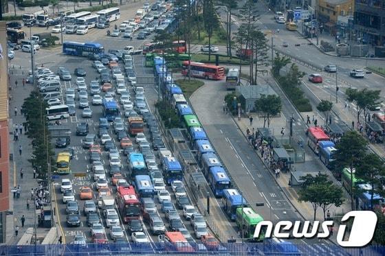 본문 이미지 - 서울역광장 인근 교통이 정체되고 있다. /뉴스1 ⓒ News1 박지혜 기자