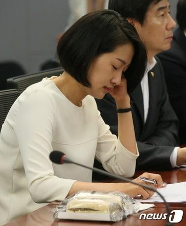 본문 이미지 - 리베이트 의혹으로 선관위로부터 고발당한 김수민 국민의당 의원이 14일 서울 여의도 국회 의원회관에서 열린 제14차 국민의당 정책역량강화 집중 워크숍에서 자료를 살펴보고 있다. 2016.6.14/뉴스1 ⓒ News1 송원영 기자