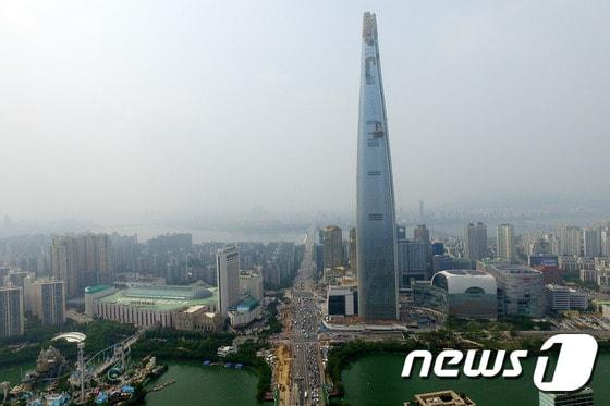 본문 이미지 - 14일 서울 잠실 롯데 월드타워 일대 부지 전경. 2016.6.14/뉴스1 ⓒ News1 박세연 기자