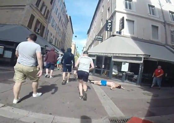 본문 이미지 - 러시아 훌리건들이 프랑스 마르세유 시내에서 영국 축구 팬을 공격하고 있다. (유튜브 갈무리)