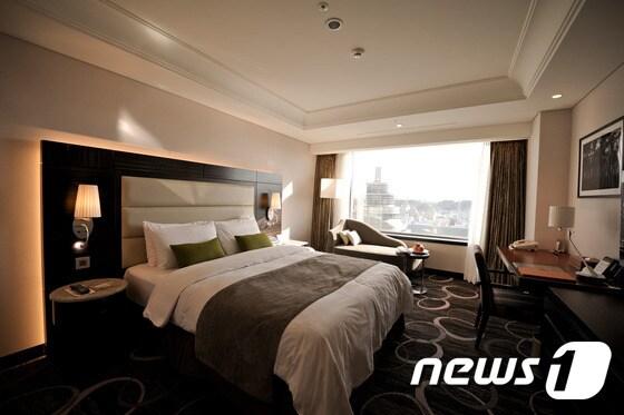 본문 이미지 - ⓒ News1 롯데호텔울산과 롯데시티호텔울산은 호텔에서의 시원한 휴식과 워터파크를 함께 즐길 수 있는 여름패키지 상품을 8월 31일까지 선보인다.