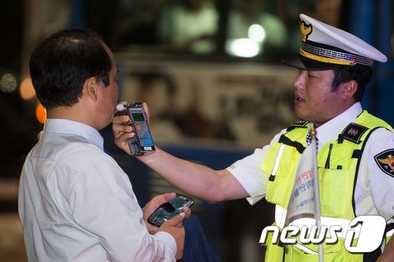 본문 이미지 - 한 운전자가 경찰의 안내에 따라 음주측정을 하고 있다. /뉴스1 ⓒ News1 유승관 기자