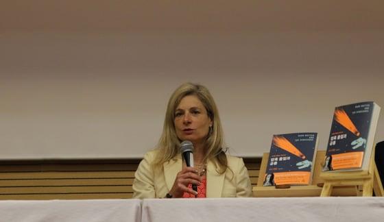 본문 이미지 - 미국의 이론물리학자 리사 랜들이 14일 오후 고려대학교 LG-포스코 경영관에서 자신의 책  '암흑물질과 공룡'에 대해 설명하고 있다. (사진제공 사이언스북스)