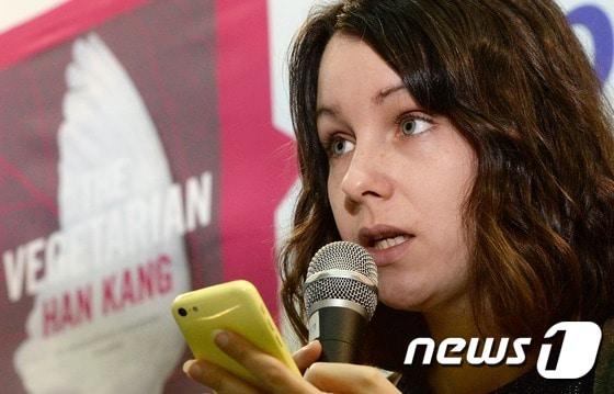 본문 이미지 - 한강 소설 '채식주의자'로 맨부커상(인터내셔널 부문)을 공동수상한 번역가 데보라 스미스가 15일 오후 서울 강남구 삼성동 코엑스 서울국제도서전 국제관에서 열린 기자회견에서 인사말을 하고 있다. 2016.6.15/뉴스1 ⓒ News1 오대일 기자