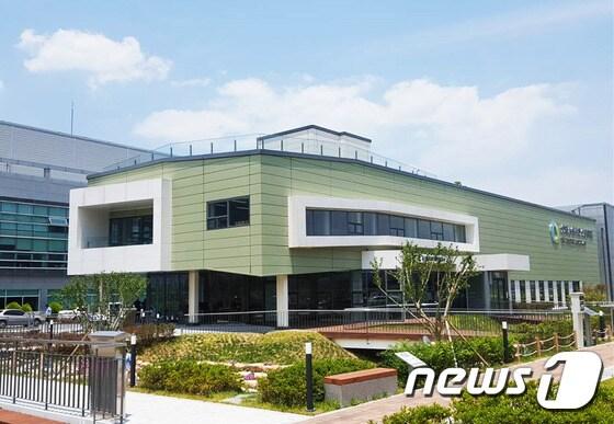 본문 이미지 - 부산대학교는 오는 16일 부산대 양산캠퍼스에서 한국 그린인프라 저영향개발 연구센터 개관식을 열고 세계 최초로 도시물관리 패러다임을 바꾸는 도시녹지환경기술을 연구한다고 밝혔다. 한국 그린인프라·저영향개발센터 전경사진.(부산대 제공) ⓒ News1