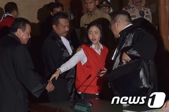 본문 이미지 - 제시카 쿠말라 웡소(가운데)가 15일 센트럴 자카르타 지방 법원에서 재판을 받은 뒤 변호인단의 보호를 받으며 재판장을 빠져나가고 있다. ⓒ AFP=뉴스1