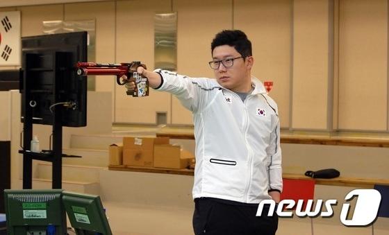 본문 이미지 - 한국 사격의 간판 진종오가 바쿠 월드컵 권총 50m에서 금메달을 목에 걸었다. /뉴스1 ⓒ News1 김정수 기자
