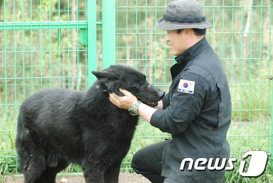 본문 이미지 - 경찰견이 은퇴식을 앞두고 특공대원들과 기념사진을 찍고 있다. (제주지방경찰청 제공) ⓒ News1 안서연 기자