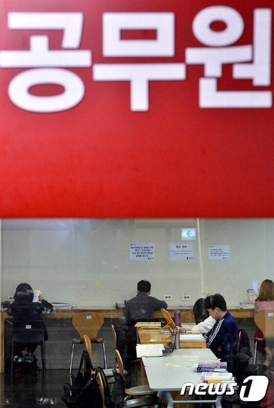 본문 이미지 - 서울 노량진의 한 공무원 고시학원에서  취업준비생들이 공부를 하고 있다./뉴스1 ⓒ News1 신웅수 기자