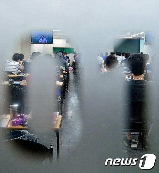 본문 이미지 - 서울 노량진의 한 공무원 고시학원에서 취업준비생들이 공부를 하고 있는 모습.. /뉴스1 ⓒ News1 신웅수 기자