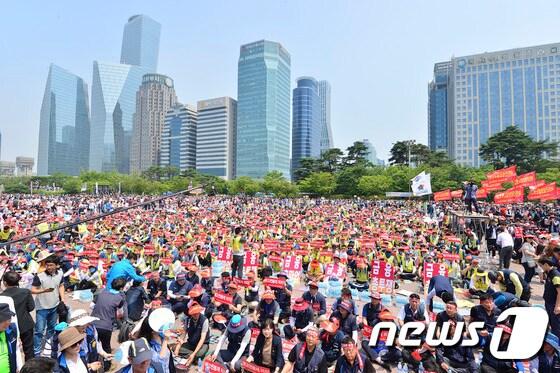 본문 이미지 - 18일 오후 서울 여의도공원 문화마당에서 열린 양대노총 공대위 10만 공공·금융노동자 총력결의대회에서 참석자들이 해고연봉제와 강제퇴출제를 반대한다는 구호를 외치고 있다. 2016.6.18/뉴스1 ⓒ News1 신웅수 기자