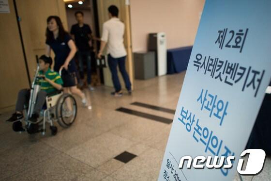 본문 이미지 - 가습기살균제 피해자 및 피해가족들이 18일 서울 서초구 양재동의 한 호텔에서 열린 제2회 옥시레킷벤키저 사과와 보상논의의 장에 참석하고 있다. 2016.6.18/뉴스1 ⓒ News1 유승관 기자