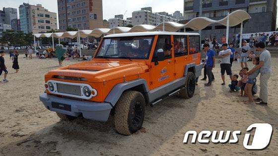 본문 이미지 - 18일 오후 경북 포항시 북구 영일대해수욕장에 수륙양용 SUV가 등장해 관광객들의 시선을 사로잡고 있다. (주)지엠아이그룹이 생산한 엠피크루즈로 수상과 오프로드에서도 뛰어난 성능을 자랑한다. 이 차는 길이 5.552m, 폭 2.210m, 최고출력 136마력에 최고 속도는 육상 180km, 수상에서는 20노트의 속도를 낼 수 있다./2016.6.18/뉴스1 ⓒ News1 최창호 기자