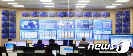 본문 이미지 - 삼성전자의 제조 프로세스를 총괄하는 종합상황실. (삼성전자 제공)ⓒ News1