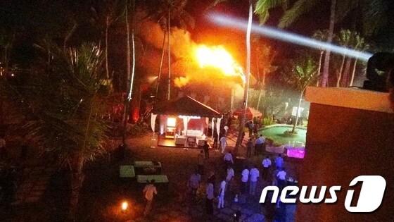 본문 이미지 - 1일(현지시간) 오후 스리랑카 함반토타의 샹그릴라 호텔 리조트 개소식에서 화재가 발생해 이 행사에 참석했던 마이트라팔라 시리세나 대통령이 긴급 대피했다. 사진은 당시 화재가 난 호텔 리조트 내 오두막 건물. ⓒ AFP=뉴스1