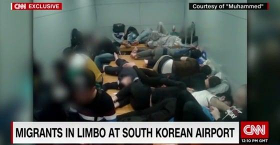 본문 이미지 - 인천공항 내 난민 송환대기실 실태를 보도한 CNN. 이곳에는 입국을 거부당한 시리아 난민 28명이 열악한 생활 속에서 숙식을 해결하고 있다. ⓒ News1