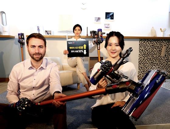 본문 이미지 - 다이슨은 2일 서울 가나인사아트갤러리에서 기자간담회를 열고 '다이슨 V8 무선청소기' 2종을 소개했다.ⓒ News1