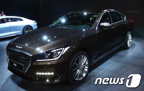 본문 이미지 - 2일 오전 부산 벡스코 컨벤션홀에서 열린 ‘2016 부산국제모터쇼 프레스데이’에서 현대자동차 제네시스 브랜드의 두 번째 모델인 'G80'(지 에이티)이 전시되어 있다. ⓒ News1 권현진 기자