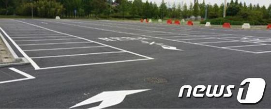 본문 이미지 - 전주시가 월드컵경기장 중앙광장에 186면의 주차장을 추가로 조성했다.(전주시제공)2016.6.20/뉴스1ⓒ News1