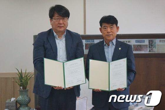 본문 이미지 - 왼쪽부터 민상기 입학처장, 오현일 대전동산고 교장ⓒ News1