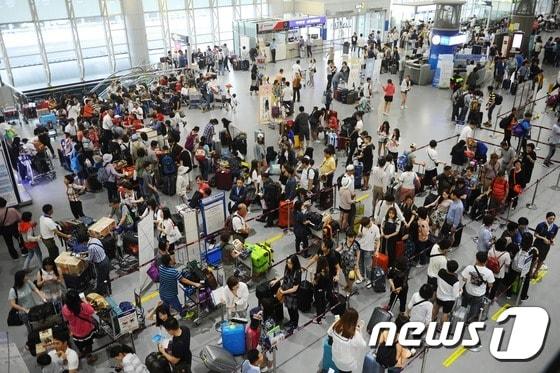 본문 이미지 - 지난 6월 21일 오후 경남 김해공항 국제선에 수속하는 승객들로 가득차 있다. 2016.6.21/뉴스1 ⓒ News1 여주연 기자