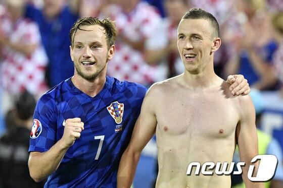 본문 이미지 - 크로아티아의 이반 페르시치(오른쪽)가 22일 프랑스 보르도의 누보 스타드 드 보르도에서 열린 스페인과의 2016 유럽축구선수권(유로 2016) D조 조별예선 최종 3차전에서 역전골을 넣은 뒤 동료 이반 라키치로부터 축하를 받고 있다. ⓒ AFP=News1